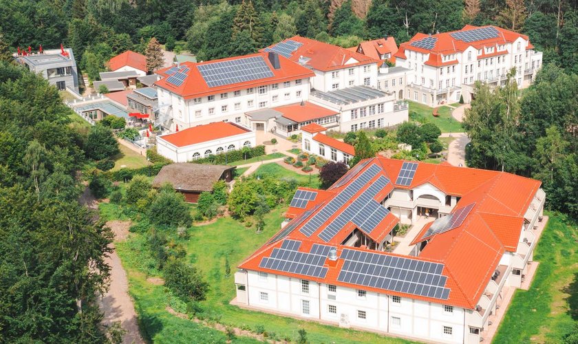 Blick auf die Solaranlagen auf den verschiedenen Dächern des Naturresorts